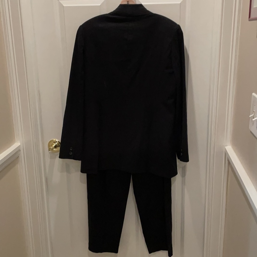 Linen Suit - Picture 3 of 6